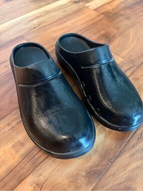 OOFOS Men's or women’s Black Slip-On Work Loafers